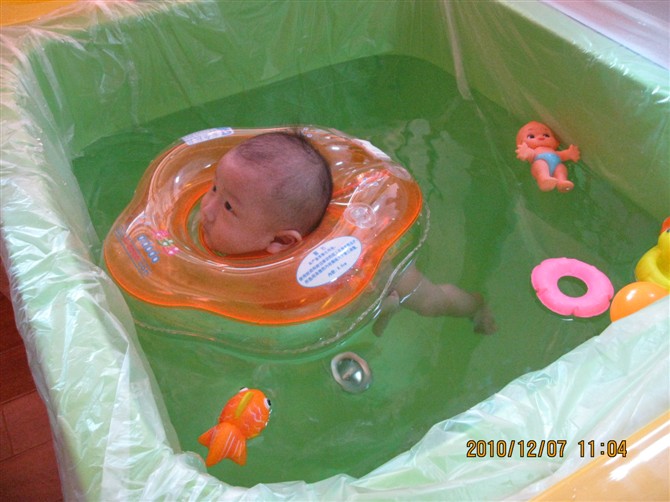 寶寶超級可愛的，游泳中